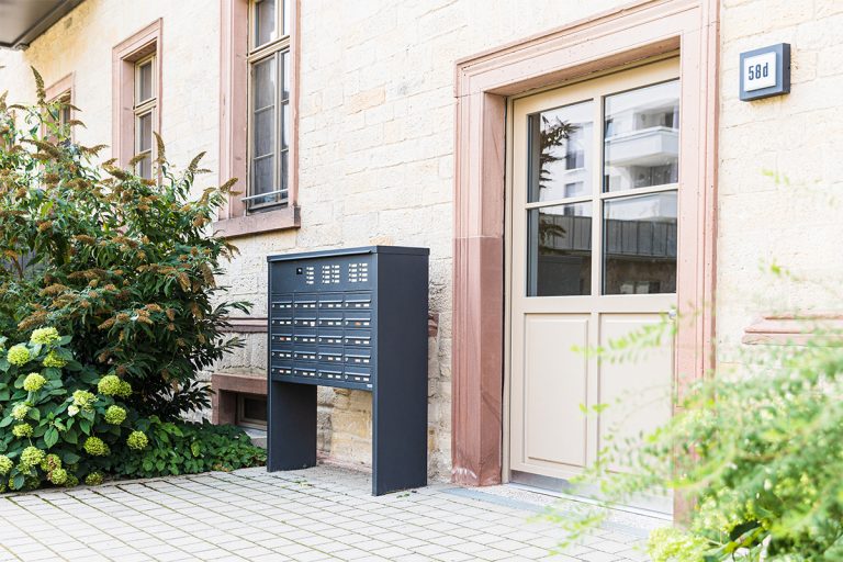 Briefkastenanlage vor Hauseingang