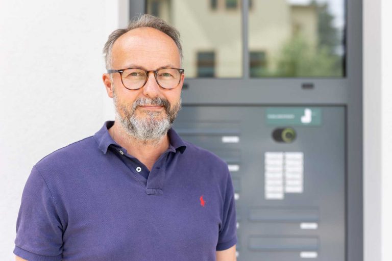 Timo Fröhling von BRICKS vor der Briefkastenanlage von KNOBLOCH