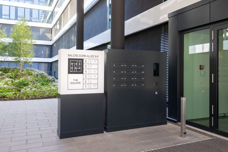Freistehende Briefkastenanlage im Innenhof des Bürogebäudes The Square