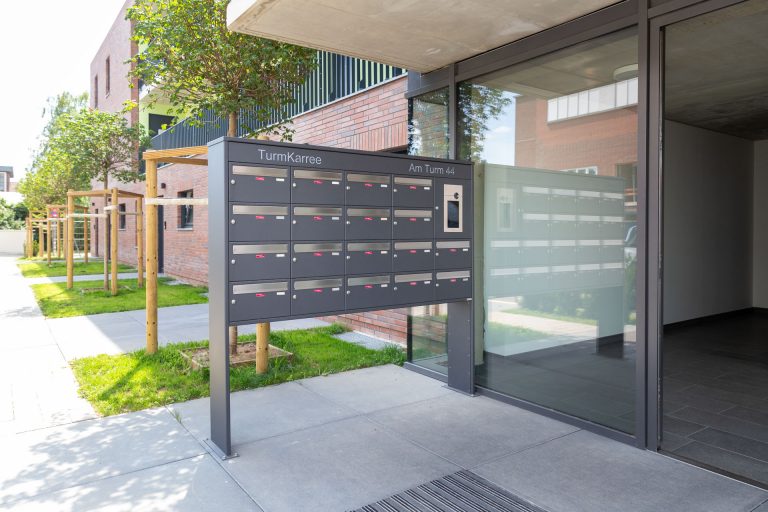freistehende Briefkastenanlage