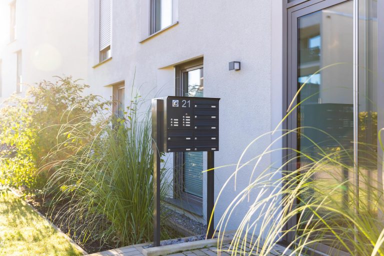 freistehende Briefkastenanlage in Anthrazitgrau mit Gravur, Sprechsieb und Videomodul