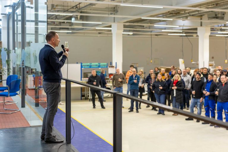 Geschäftsführer Thomas Kolbe hält eine Ansprache zur Eröffnung des neuen Werks in Döbeln