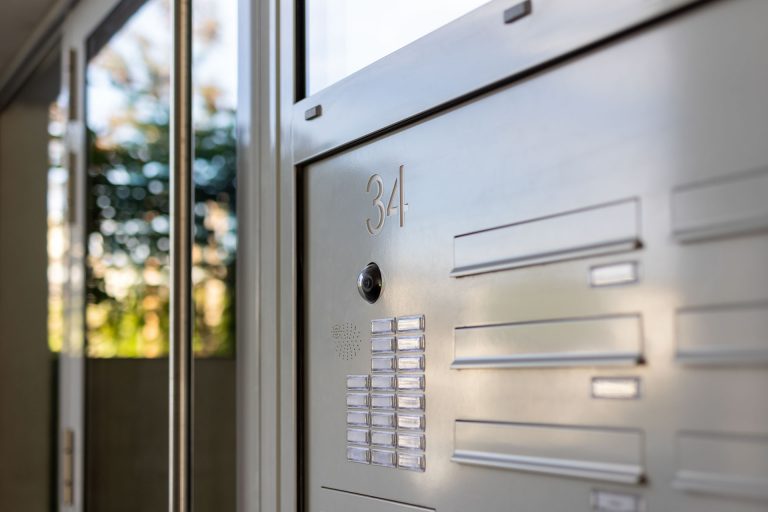 Türseitenteil-Briefkastenanlage im Neubau Cortile Bianco in Dresden