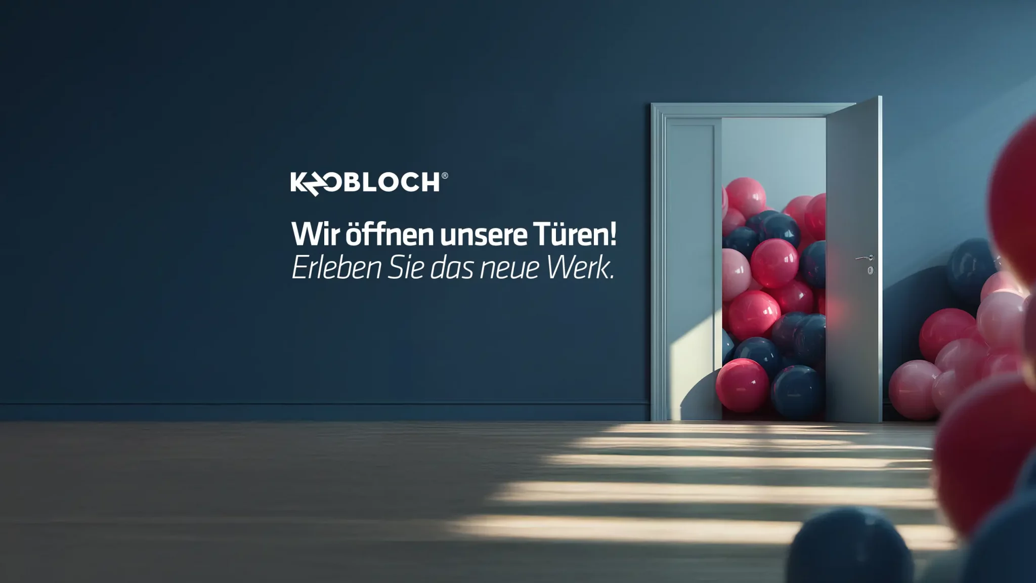 Blauer leerer Raum mit einer offenen Tür. In dem Nebenraum sind Luftballons in roter und blauer Farbe
