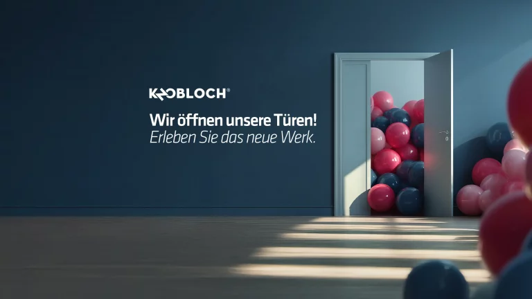 Blauer leerer Raum mit einer offenen Tür. In dem Nebenraum sind Luftballons in roter und blauer Farbe