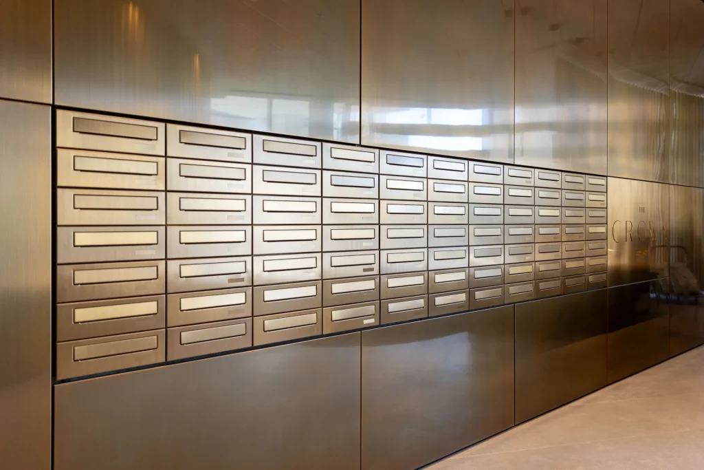 Briefkastenanlage aus Messing