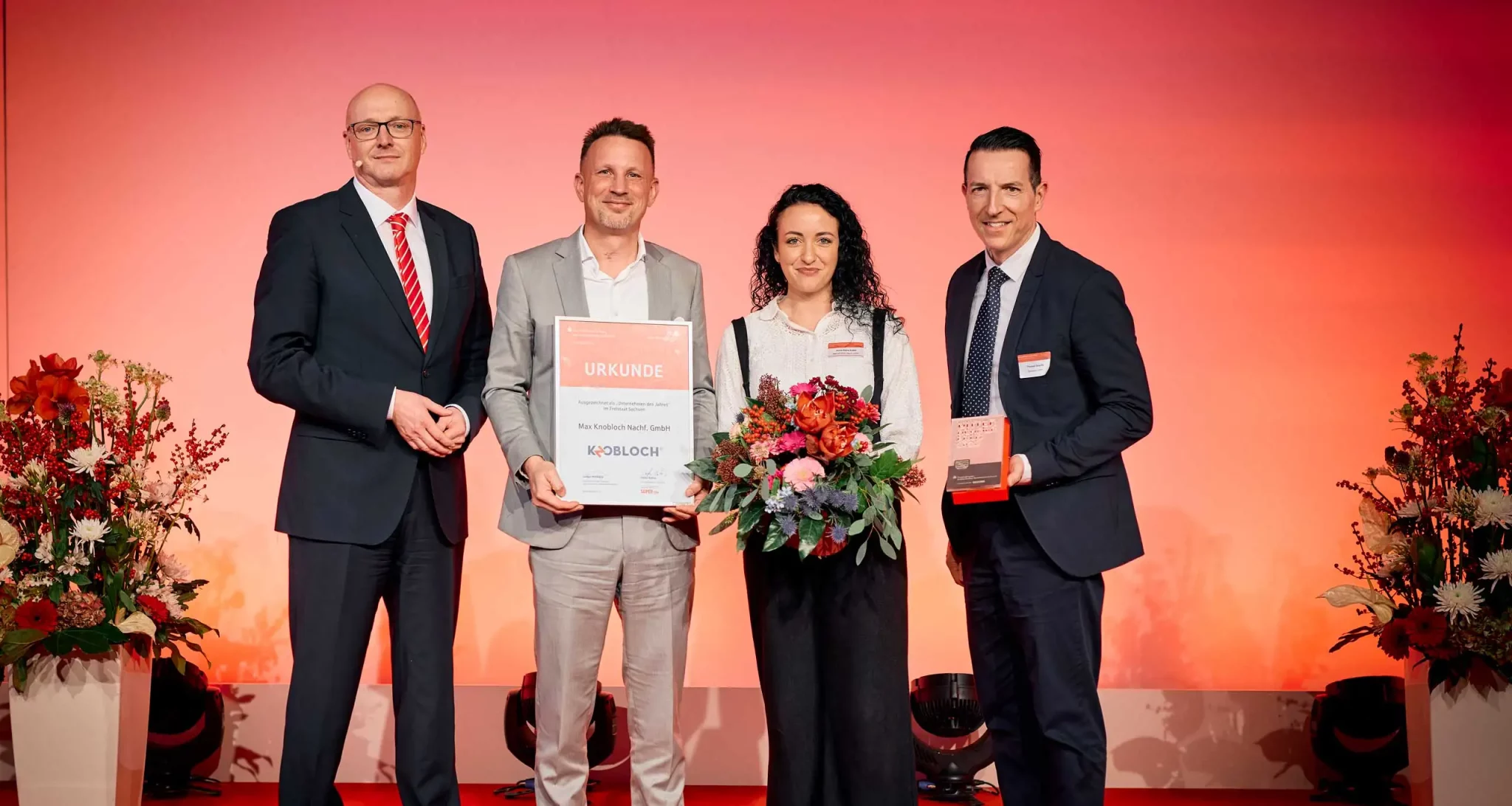 KNOBLOCH-Geschäftsführer Thomas Kolbe und Vertriebsleiterin Anna-Maria Kolbe bei der Preisverleihung durch den geschäftsführenden OSV-Präsidenten Ludger Weskamp (l.) und den Döbelner Sparkassenvorstand Thomas Gogolla (r.). Foto: Sebastian Rau