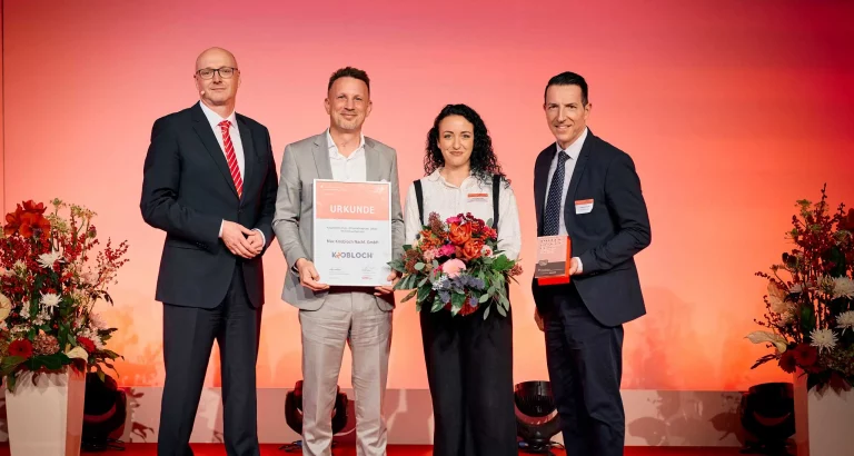 KNOBLOCH-Geschäftsführer Thomas Kolbe und Vertriebsleiterin Anna-Maria Kolbe bei der Preisverleihung durch den geschäftsführenden OSV-Präsidenten Ludger Weskamp (l.) und den Döbelner Sparkassenvorstand Thomas Gogolla (r.). Foto: Sebastian Rau