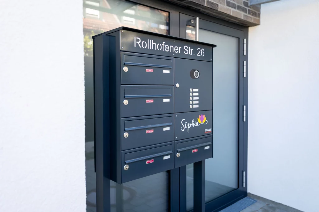 freistehende Briefkastenanlage mit Video-Modul, Klingeln und hochwertiger Gravur