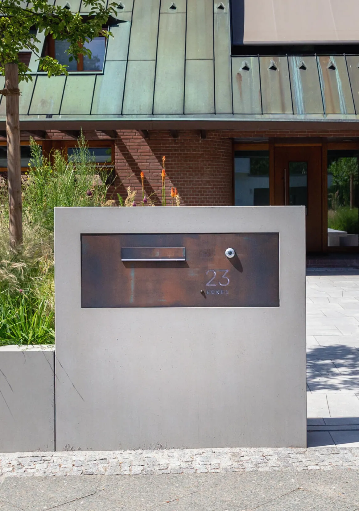 Briefkastenanlage in der Mauer mit Rost Effektlack