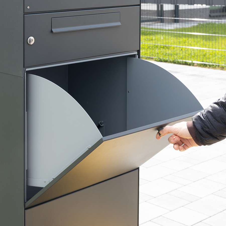 Paketbox KNOBOX PRO mit Einwurfklappe im offenen Zustand
