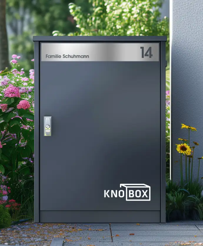 Paketbox KNOBOX 10 XL in Anthrazit mit Edelstahl Beschriftung im Vorgarten