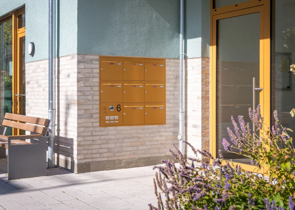 gelbe Unterputz-Briefkastenanlage, barrierefrei mit Funktionselementen in rollstuhlgerechter Höhe