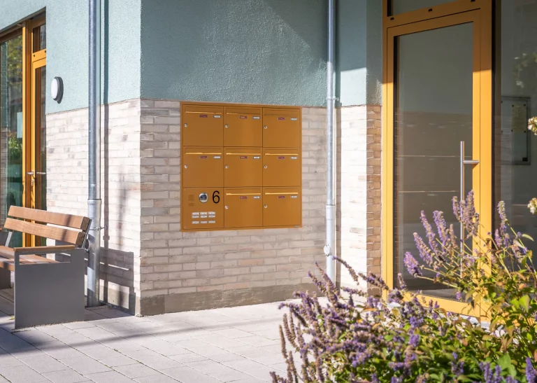 gelbe Unterputz-Briefkastenanlage, barrierefrei mit Funktionselementen in rollstuhlgerechter Höhe
