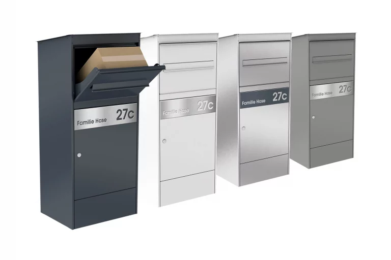 Paketbox mit Briefkasten in vier Farben und Beschriftungsblende nebeneinander.