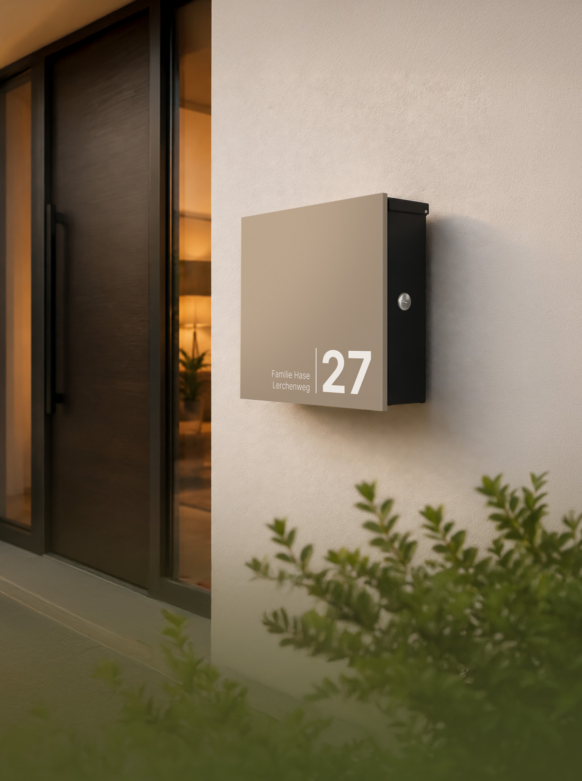 Briefkasten TRENTO mit personalisierter Blende neben der Haustür eines Einfamilienhauses