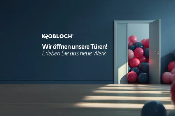 Blauer leerer Raum mit einer offenen Tür. In dem Nebenraum sind Luftballons in roter und blauer Farbe